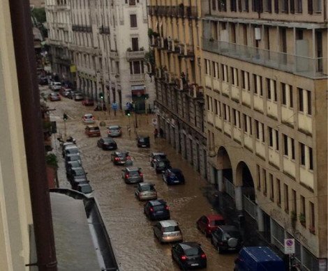 «Πνίγηκε» το Μιλάνο: «Ποτάμια» οι δρόμοι από τη συνεχή βροχόπτωση -Eχει παραλύσει το οδικό δίκτυο [βίντεο&εικόνες] | iefimerida.gr 4