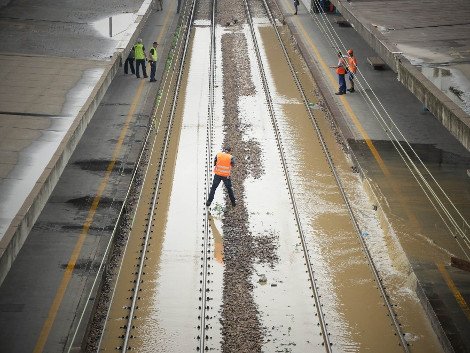 «Πνίγηκε» το Μιλάνο: «Ποτάμια» οι δρόμοι από τη συνεχή βροχόπτωση -Eχει παραλύσει το οδικό δίκτυο [βίντεο&εικόνες] | iefimerida.gr 6