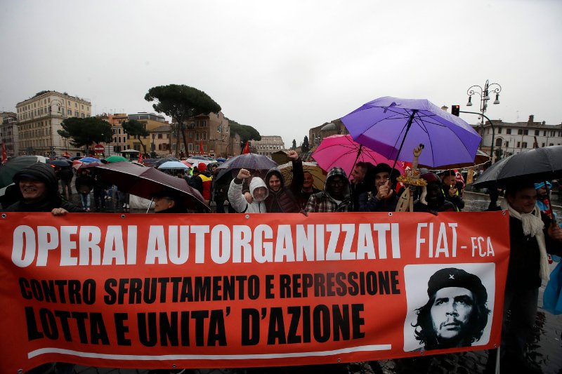 Συγκρούσεις αστυνομίας-ακροαριστερών στο Μιλάνο με ασπίδα... φουσκωτές βάρκες [εικόνες & βίντεο] | iefimerida.gr 1