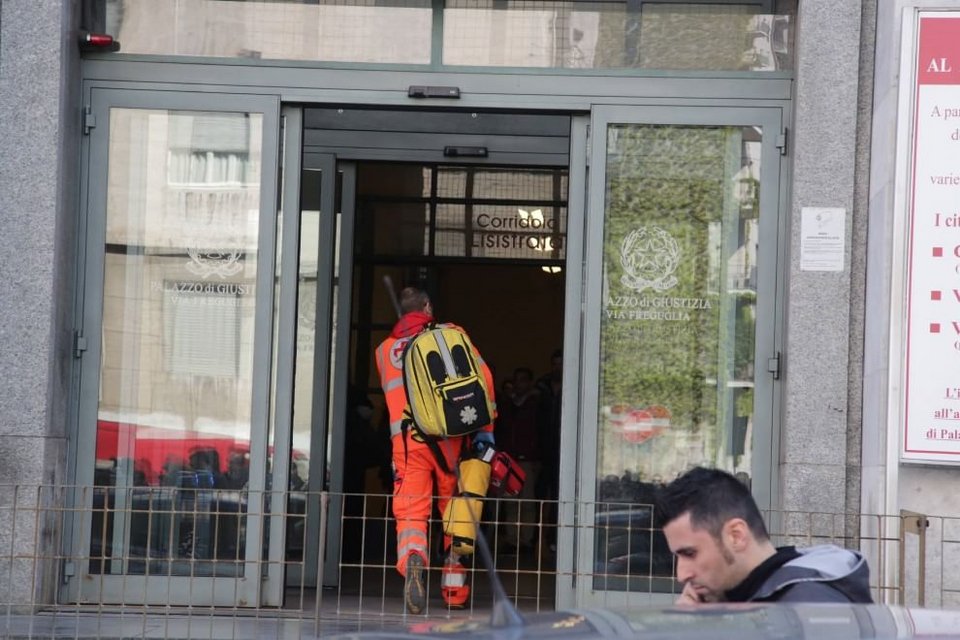 Τρόμος σε δικαστήριο του Μιλάνου: Τέσσερις νεκροί από πυροβολισμούς [εικόνες & βίντεο] | iefimerida.gr 16