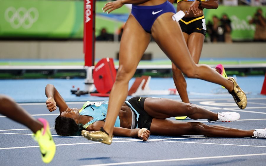 Εγραψε ιστορία - «Βούτηξε» στον τερματισμό και πήρε το χρυσό στα 400 μ. γυναικών [εικόνες] | iefimerida.gr 1