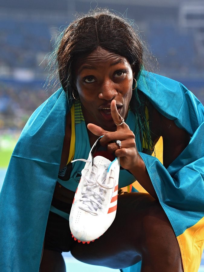 Εγραψε ιστορία - «Βούτηξε» στον τερματισμό και πήρε το χρυσό στα 400 μ. γυναικών [εικόνες] | iefimerida.gr 2