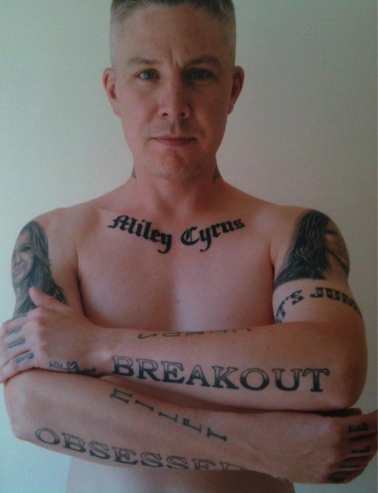 Άρρωστος θαυμαστής της Μάιλι Σάιρους έχει γεμίσει το σώμα του με τατουάζ αποκλειστικά για την πάρτη της [εικόνες+βίντεο] | iefimerida.gr 0