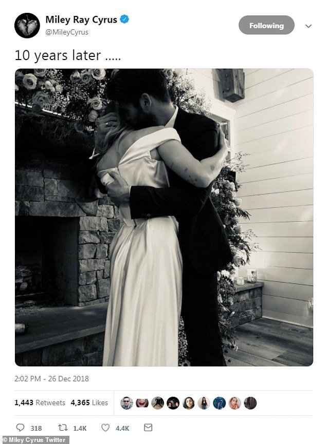 Οι πρώτες φωτογραφίες από τον γάμο της Μάιλι Σάιρους -Η εντυπωσιακή νύφη και τα... σνίκερς του γαμπρού [εικόνες] | iefimerida.gr 2