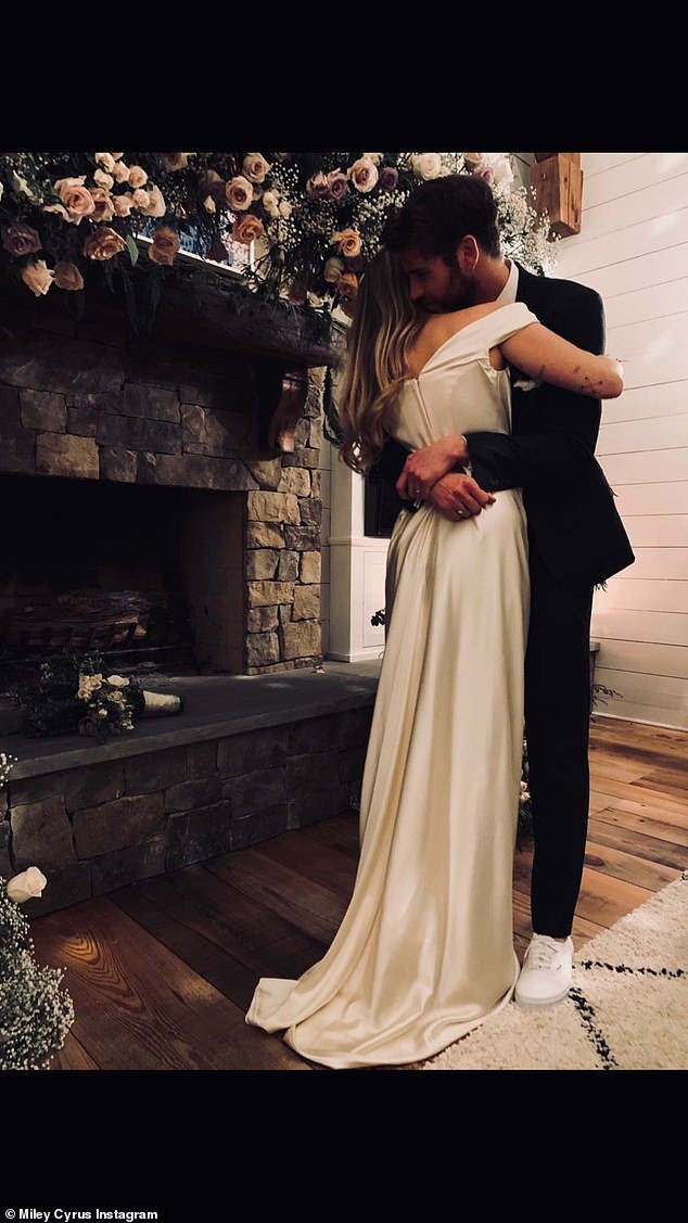 Οι πρώτες φωτογραφίες από τον γάμο της Μάιλι Σάιρους -Η εντυπωσιακή νύφη και τα... σνίκερς του γαμπρού [εικόνες] | iefimerida.gr 3