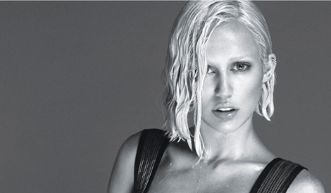 Miley Cyrus σκέτη πρόκληση: Ποζάρει topless με δύο άνδρες στο κρεβάτι [εικόνες] | iefimerida.gr 1