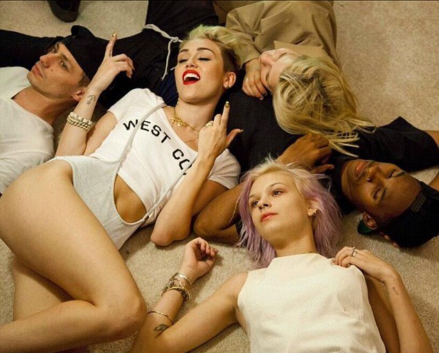 Οι ξεσηκωτικές πόζες της ζηλιάρας Mάιλι Σάιρους [εικόνες]  | iefimerida.gr 0