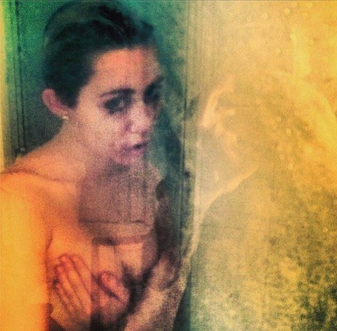 Η Μάιλι Σάιρους «ξαναχτύπησε»: Ανέβασε τόπλες selfie μέσα από τη μπανιέρα της | iefimerida.gr 0