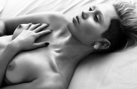 Miley Cyrus σκέτη πρόκληση: Ποζάρει topless με δύο άνδρες στο κρεβάτι [εικόνες] | iefimerida.gr 5