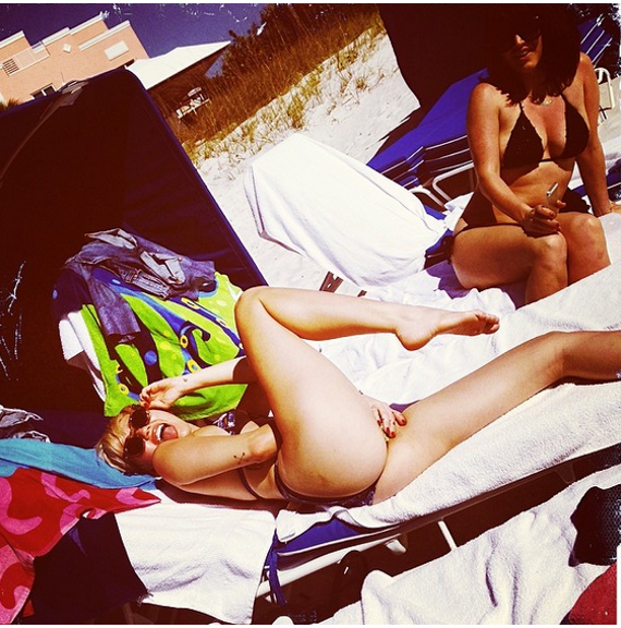 H Miley Cyrus σε πόζα όλο πρόκληση: Επιδεικνύει τη μελανιά στα οπίσθιά της [εικόνα] | iefimerida.gr 1