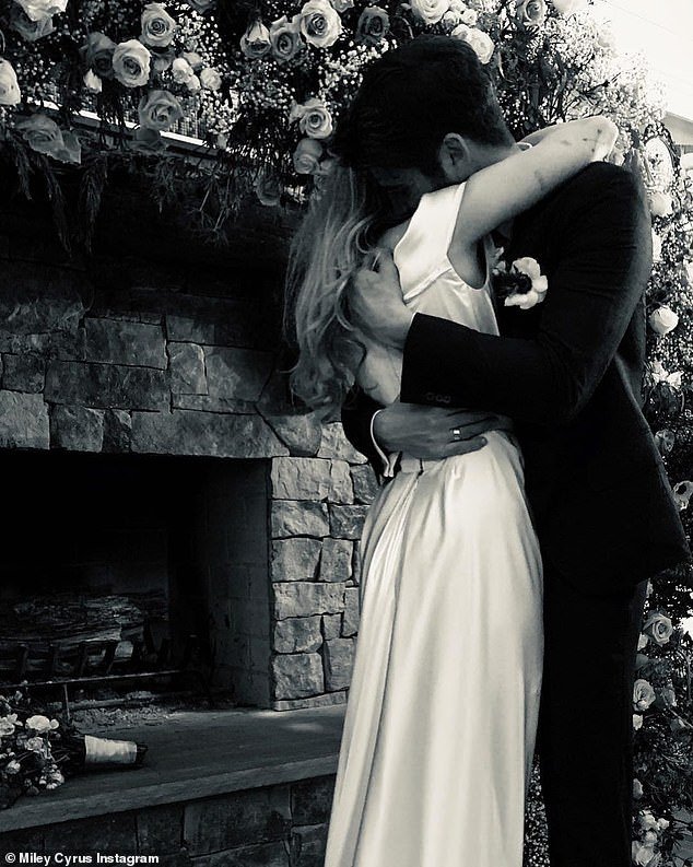 Οι πρώτες φωτογραφίες από τον γάμο της Μάιλι Σάιρους -Η εντυπωσιακή νύφη και τα... σνίκερς του γαμπρού [εικόνες] | iefimerida.gr 1