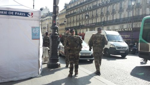 Βρυξέλλες: Ανθρωποι κατεβαίνουν στο δρόμο και γράφουν με κιμωλία -«Μαζί ενάντια στο μίσος» [εικόνες] | iefimerida.gr 8