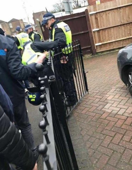 Επεισόδια στο Λονδίνο -Εδεσαν αστυνομικό με τις δικές του χειροπέδες [βίντεο] | iefimerida.gr 0