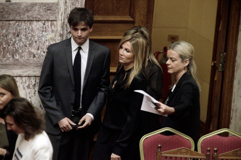 Παιδιά, εγγόνια, φίλοι στο πολιτικό μνημόσυνο Μητσοτάκη στη Βουλή [εικόνες] | iefimerida.gr 2