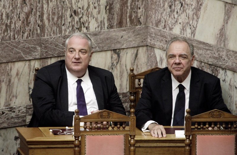 Παιδιά, εγγόνια, φίλοι στο πολιτικό μνημόσυνο Μητσοτάκη στη Βουλή [εικόνες] | iefimerida.gr 3