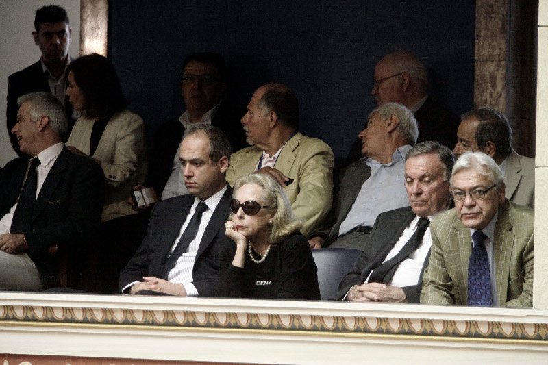 Παιδιά, εγγόνια, φίλοι στο πολιτικό μνημόσυνο Μητσοτάκη στη Βουλή [εικόνες] | iefimerida.gr 9