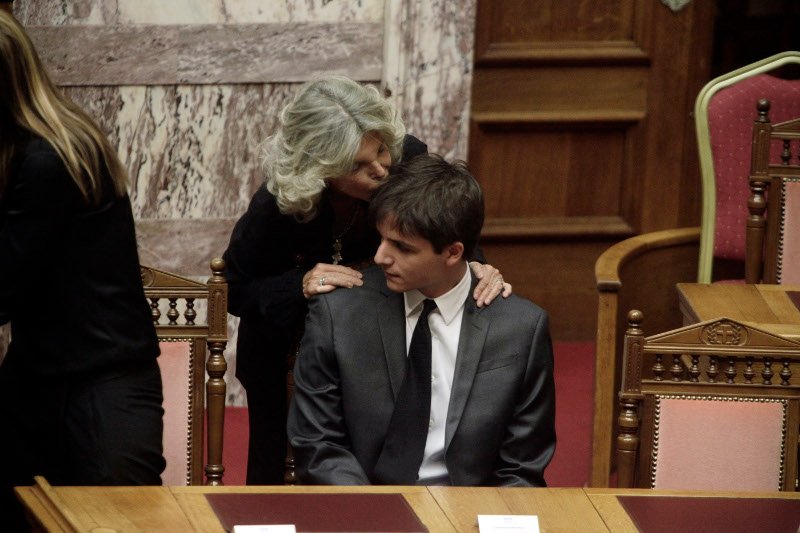 Παιδιά, εγγόνια, φίλοι στο πολιτικό μνημόσυνο Μητσοτάκη στη Βουλή [εικόνες] | iefimerida.gr 4