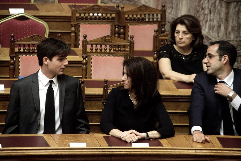 Παιδιά, εγγόνια, φίλοι στο πολιτικό μνημόσυνο Μητσοτάκη στη Βουλή [εικόνες] | iefimerida.gr 5