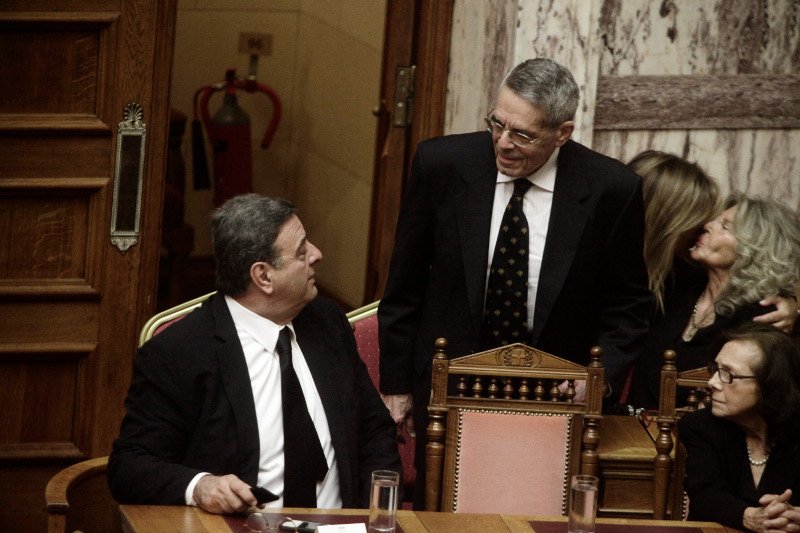 Παιδιά, εγγόνια, φίλοι στο πολιτικό μνημόσυνο Μητσοτάκη στη Βουλή [εικόνες] | iefimerida.gr 7