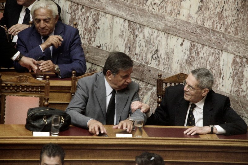 Παιδιά, εγγόνια, φίλοι στο πολιτικό μνημόσυνο Μητσοτάκη στη Βουλή [εικόνες] | iefimerida.gr 8