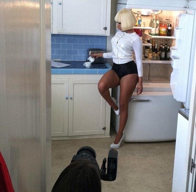 Πληθωρική διάσημη τραγουδίστρια ποστάρει την πίσω όψη της στο twitter και τρελαίνει τους θαυμαστές της [εικόνες] | iefimerida.gr 2