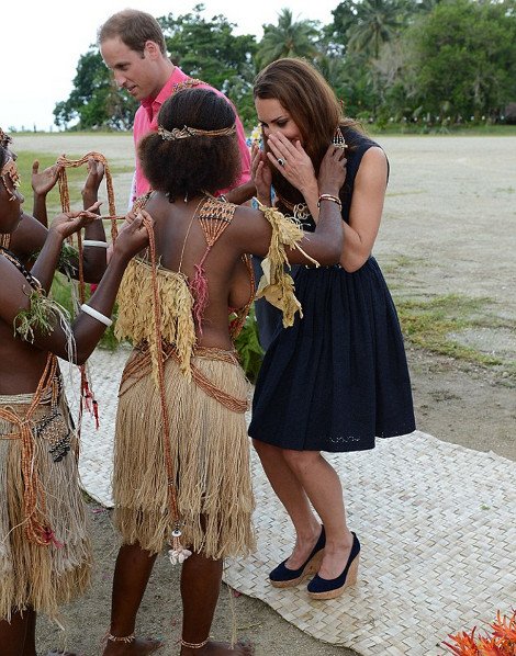 Η Κέιτ Μίντλετον γελάει με τις τόπλες ιθαγενείς [εικόνες] | iefimerida.gr 1