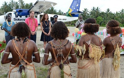Η Κέιτ Μίντλετον γελάει με τις τόπλες ιθαγενείς [εικόνες] | iefimerida.gr 0