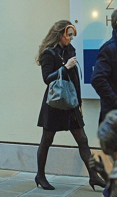 Για πρώτη φορά η Κέιτ Μίντλετον με φουσκωμένη κοιλιά στους δρόμους του Λονδίνου [εικόνες] | iefimerida.gr 1