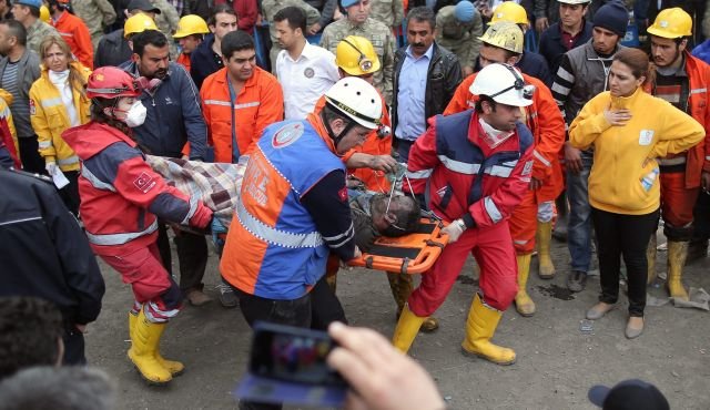 «Θα σου κόψουμε τον λαιμό» - Οπαδοί του Ερντογάν απειλούν τον ανταποκριτή του γερμανικού Der Spiegel στην Τουρκία | iefimerida.gr 1