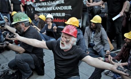 «Θα σου κόψουμε τον λαιμό» - Οπαδοί του Ερντογάν απειλούν τον ανταποκριτή του γερμανικού Der Spiegel στην Τουρκία | iefimerida.gr 3