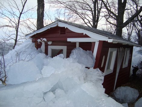 Εντυπωσιακό τσουνάμι πάγου βγαλμένο από ταινία τρόμου «καταπίνει» τα πάντα στο πέρασμά του [εικόνες&βίντεο] | iefimerida.gr 1