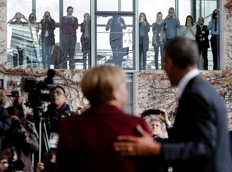 Ολοκληρώθηκε η συνάντηση του Ομπάμα με Eυρωπαίους ηγέτες -Μ' ένα φιλί τον αποχαιρέτησε η Μέρκελ [εικόνες]  | iefimerida.gr 9