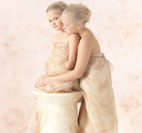 Η εκστρατεία ενημέρωσης για τη μηνιγγίτιδα, που προκαλεί δέος -Μικρές ακρωτηριασμένες ηρωίδες που νίκησαν το θάνατο [εικόνες] | iefimerida.gr 1