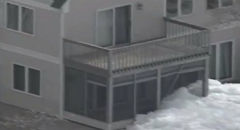 Εντυπωσιακό τσουνάμι πάγου βγαλμένο από ταινία τρόμου «καταπίνει» τα πάντα στο πέρασμά του [εικόνες&βίντεο] | iefimerida.gr 2