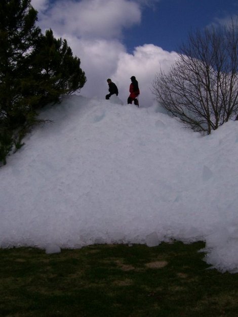 Εντυπωσιακό τσουνάμι πάγου βγαλμένο από ταινία τρόμου «καταπίνει» τα πάντα στο πέρασμά του [εικόνες&βίντεο] | iefimerida.gr 0