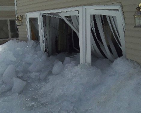 Εντυπωσιακό τσουνάμι πάγου βγαλμένο από ταινία τρόμου «καταπίνει» τα πάντα στο πέρασμά του [εικόνες&βίντεο] | iefimerida.gr 4