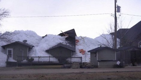 Εντυπωσιακό τσουνάμι πάγου βγαλμένο από ταινία τρόμου «καταπίνει» τα πάντα στο πέρασμά του [εικόνες&βίντεο] | iefimerida.gr 5