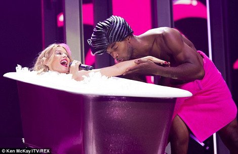 Η μεγάλη επιστροφή: Η Κάιλι Μινόγκ βγήκε στη σκηνή μόνο με τα εσώρουχά της [εικόνες] | iefimerida.gr 3