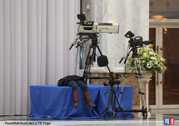 Επεσαν στα πατώματα οι δημοσιογράφοι περιμένοντας τις ανακοινώσεις για το Eurogroup [εικόνες] | iefimerida.gr 4