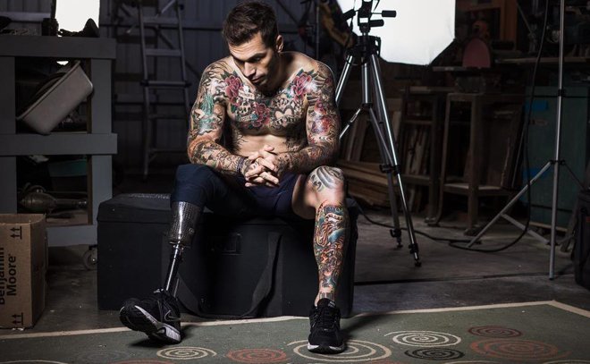 Η συγκλονιστική ιστορία ενός αμερικανού πεζοναύτη: Εχασε το πόδι του στον πόλεμο του Αφγανιστάν και έγινε μοντέλο εσωρούχων [εικόνες] | iefimerida.gr 4