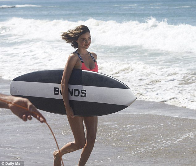 H Μιράντα Κερ φόρεσε το πιο στιλάτο ολόσωμο και βγήκε στην παραλία [εικόνες] | iefimerida.gr 0