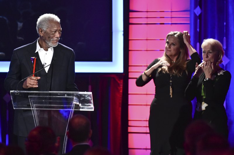 Η Ελεν Μίρεν βράβευσε τον Μόργκαν Φρίμαν με ένα φιλί στα χείλη: «Eίμαι ερωτευμένος μαζί της, το ξέρει ο άνδρας της» [εικόνες] | iefimerida.gr 0