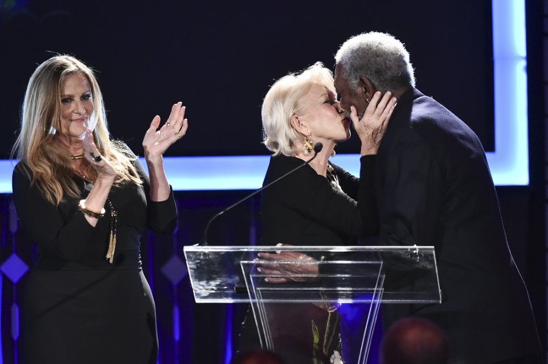 Η Ελεν Μίρεν βράβευσε τον Μόργκαν Φρίμαν με ένα φιλί στα χείλη: «Eίμαι ερωτευμένος μαζί της, το ξέρει ο άνδρας της» [εικόνες] | iefimerida.gr 2