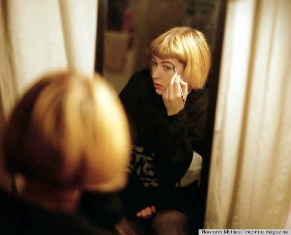 Η τελετουργία της ομορφιάς -Γυναίκες ποζάρουν μπροστά στον καθρέφτη τους και αποθεώνονται [εικόνες] | iefimerida.gr 1