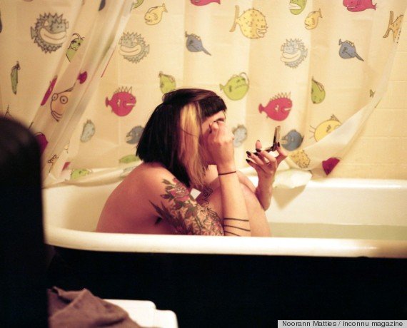 Η τελετουργία της ομορφιάς -Γυναίκες ποζάρουν μπροστά στον καθρέφτη τους και αποθεώνονται [εικόνες] | iefimerida.gr 3