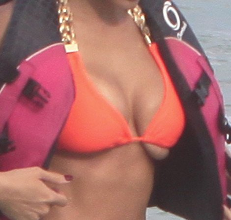 Της έπεσε μικρό - Το μαγιό της Μις Υφήλιος που δεν χωρούσε το στήθος της [εικόνες] | iefimerida.gr 1