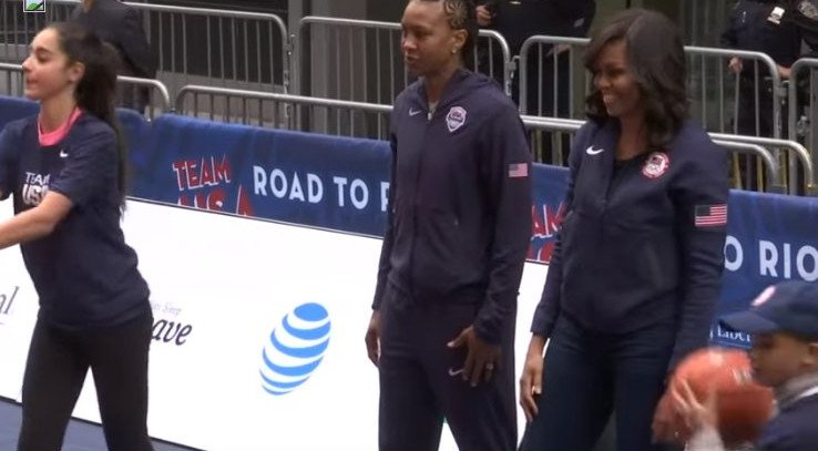 Η Μισέλ Ομπάμα προπονείται στην ξιφασκία -Με ολυμπιονίκη με μαντίλα [βίντεο] | iefimerida.gr 0