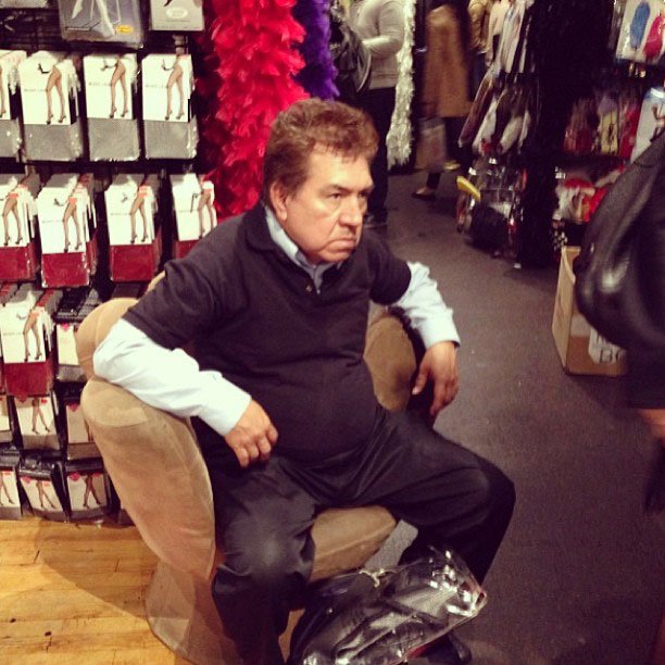 Οι «μίζεροι» άντρες που συνοδεύουν τις κυρίες τους στα ψώνια, έκαναν κίνημα στο Instagram [εικόνες]  | iefimerida.gr 1