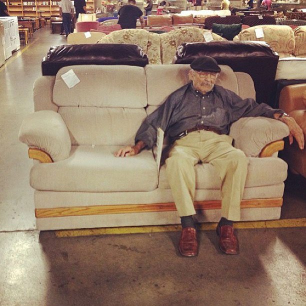 Οι «μίζεροι» άντρες που συνοδεύουν τις κυρίες τους στα ψώνια, έκαναν κίνημα στο Instagram [εικόνες]  | iefimerida.gr 4