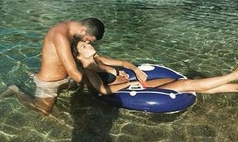 Ο αδερφός της Μενεγάκη αγκαλιά με τη σύντροφό του στη θάλασσα [εικόνα] | iefimerida.gr 0